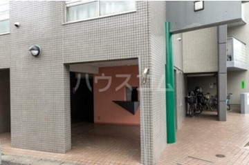 18/27 エントランス