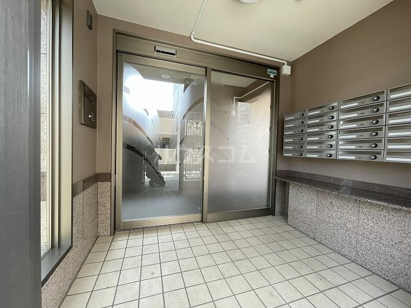 18/27 エントランス