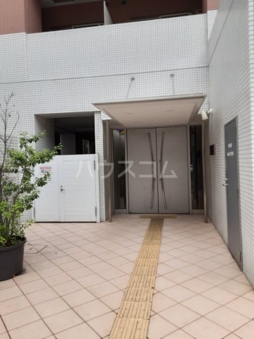 27/30 エントランス