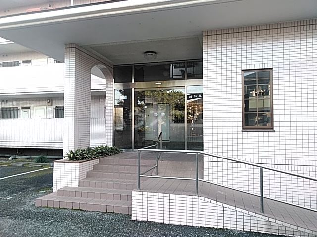 23/30 エントランス