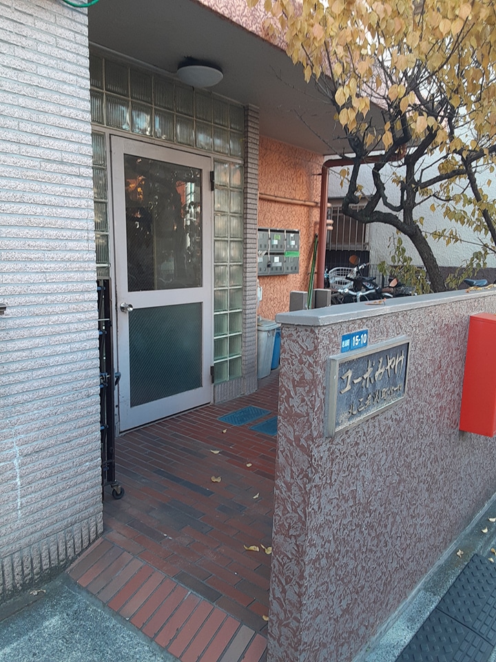 27/28 エントランス