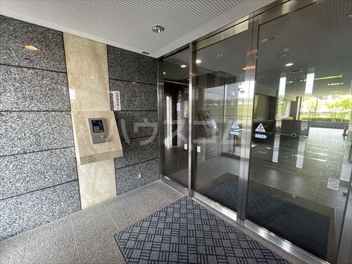 23/27 エントランス