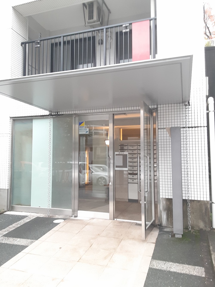 27/28 エントランス