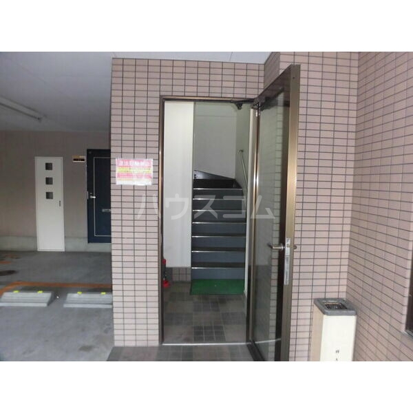 23/30 エントランス