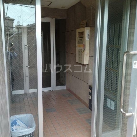 18/23 エントランス