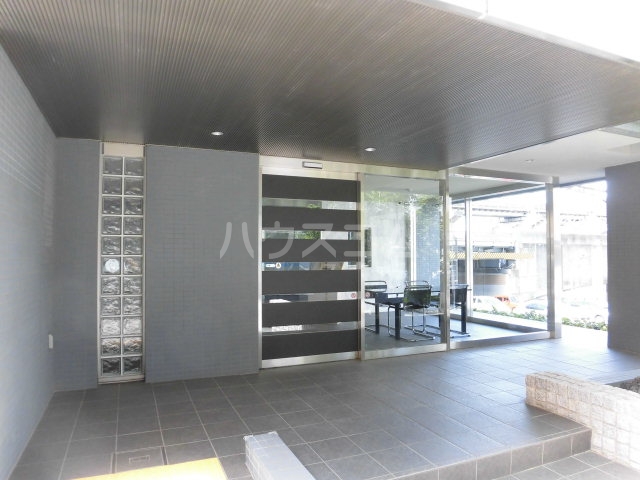 28/30 エントランス