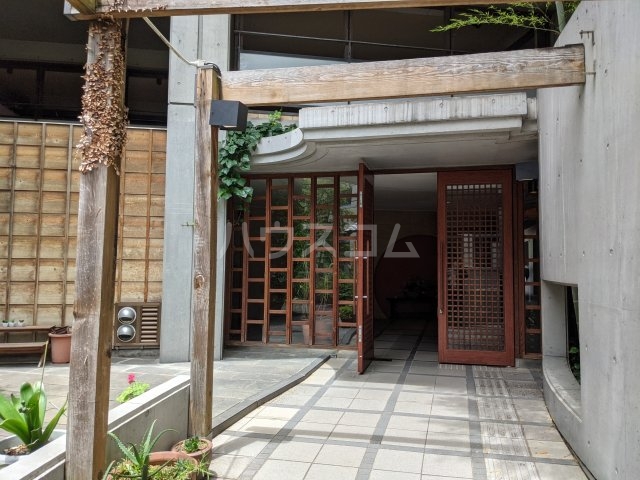 22/25 エントランス