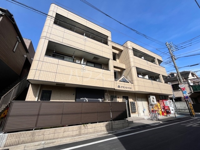 23/26 エントランス