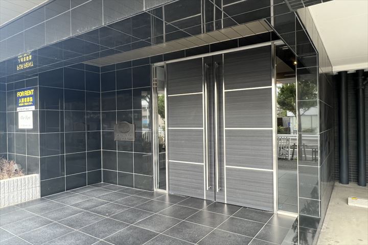 28/30 エントランス