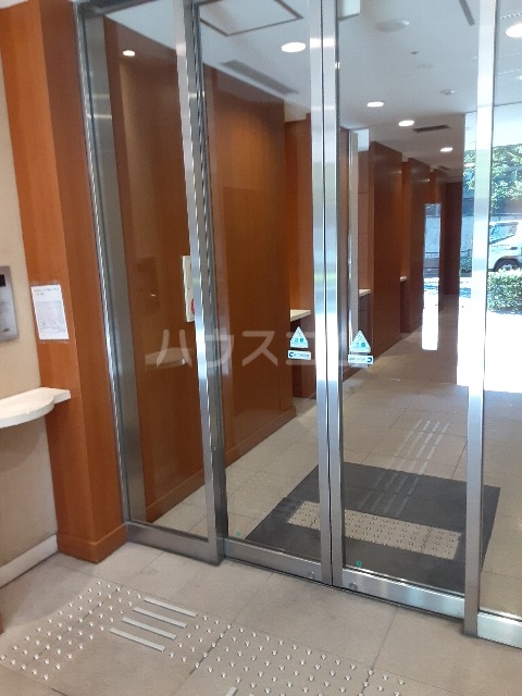 27/30 エントランス