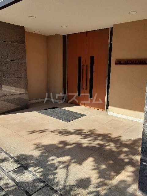 28/30 エントランス