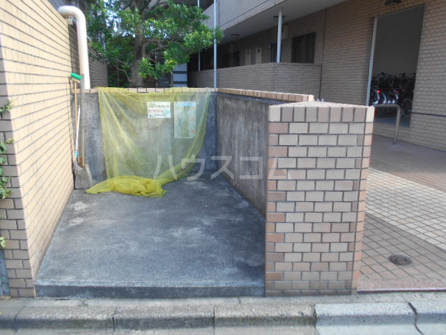 21/29 エントランス