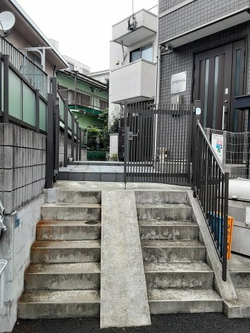 27/30 エントランス