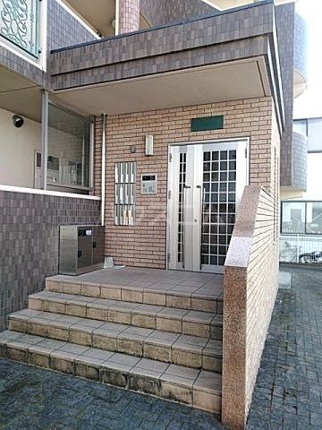 23/27 エントランス