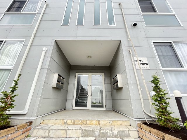 23/30 エントランス