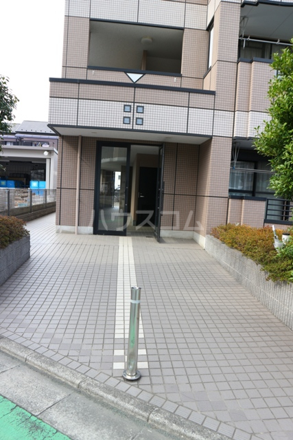 27/30 エントランス