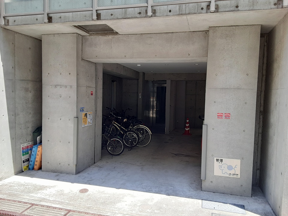 22/23 エントランス