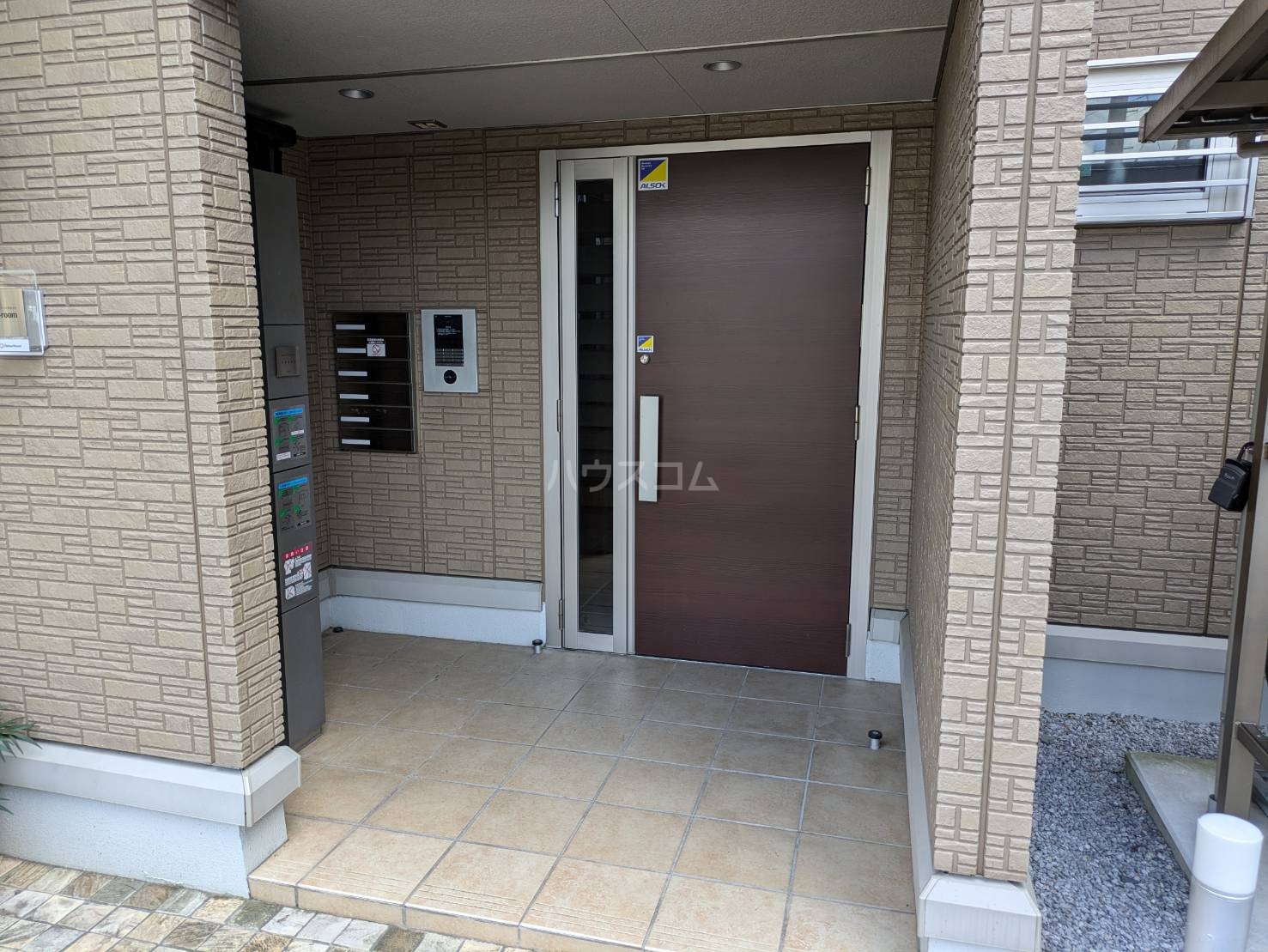 26/30 エントランス