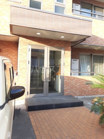 27/30 エントランス