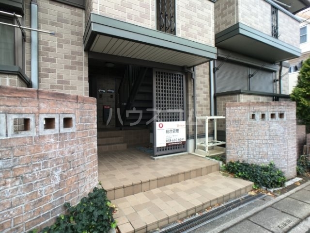 22/27 エントランス