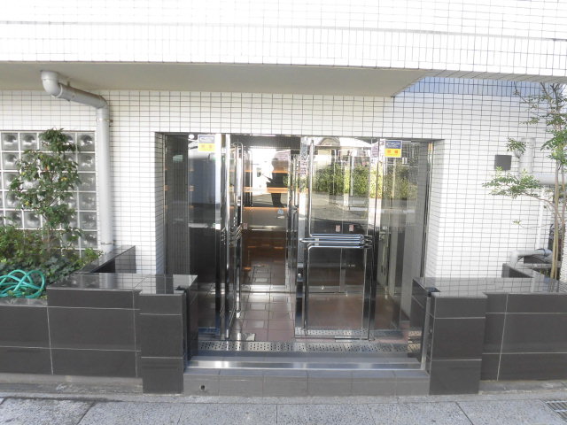 22/28 エントランス