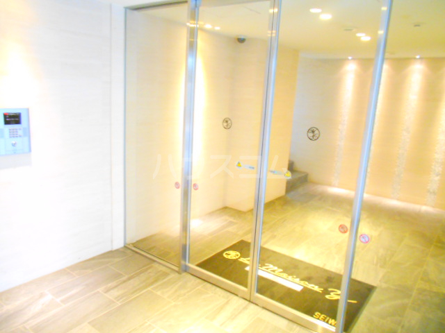 28/30 エントランス