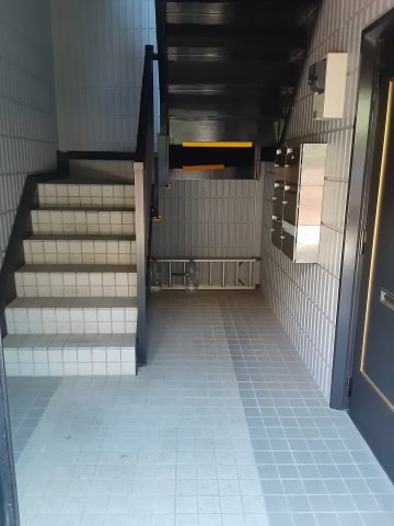 23/30 エントランス