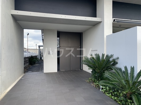 26/30 エントランス