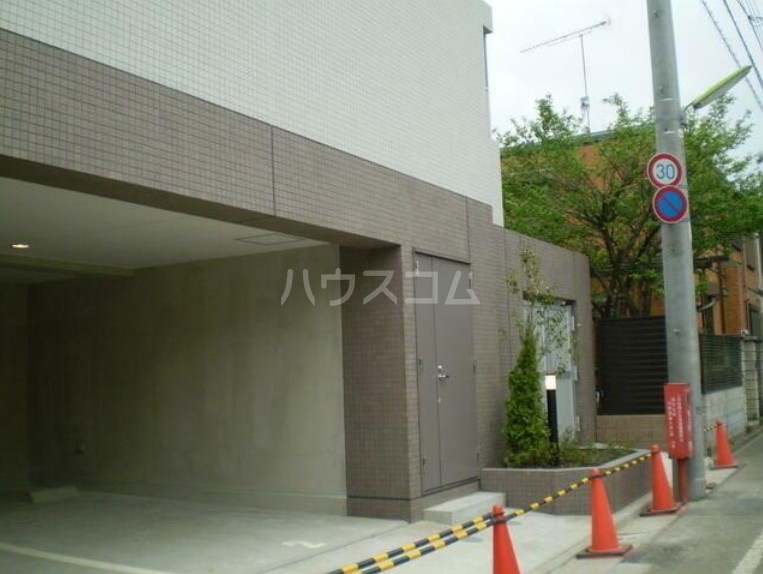 27/30 エントランス