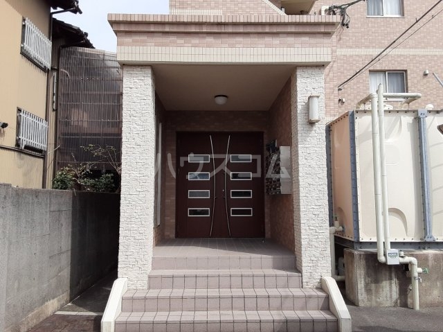 28/30 エントランス