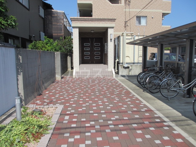 18/23 エントランス