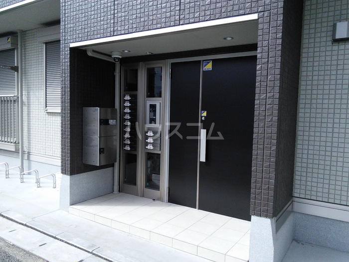 16/23 エントランス