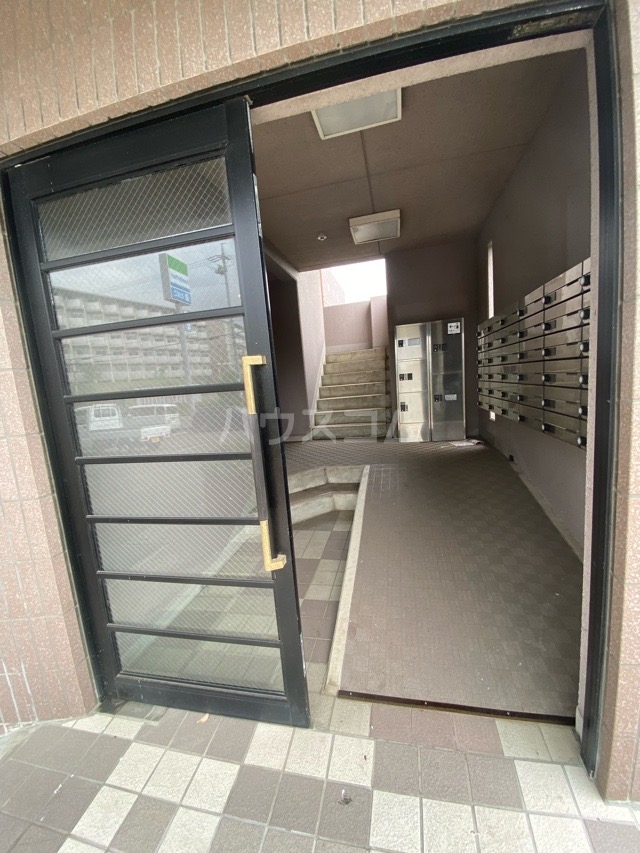 24/30 エントランス