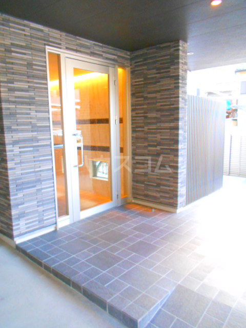 21/28 エントランス