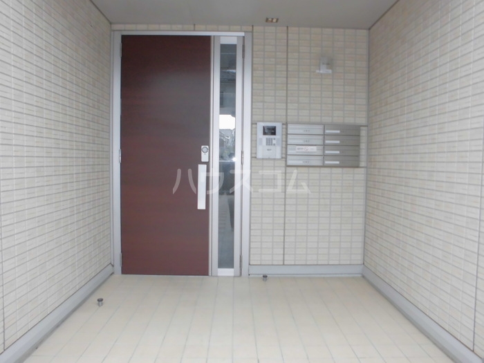 16/23 エントランス