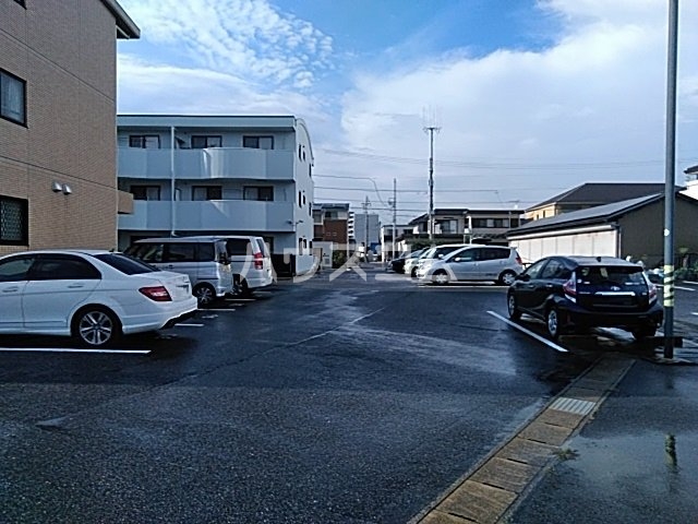 27/30 駐車場