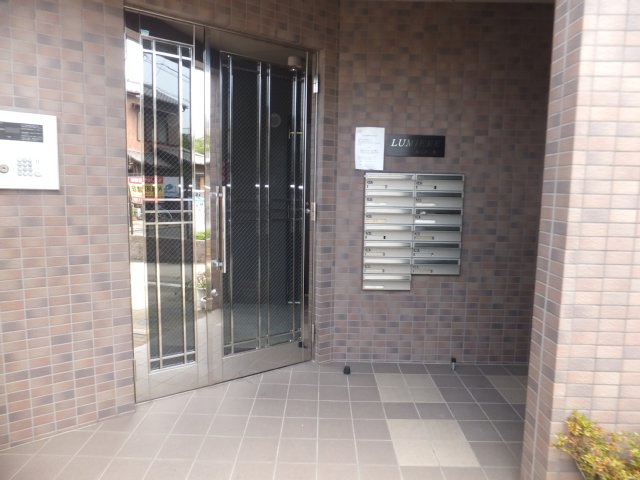 18/27 エントランス