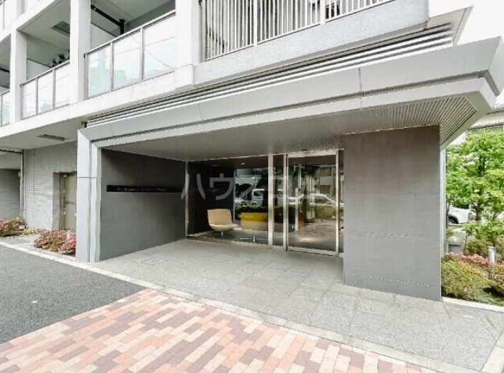 19/27 エントランス