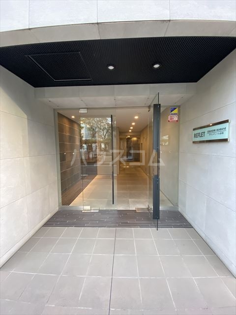 27/28 エントランス