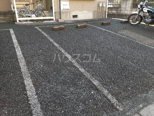 27/30 駐車場