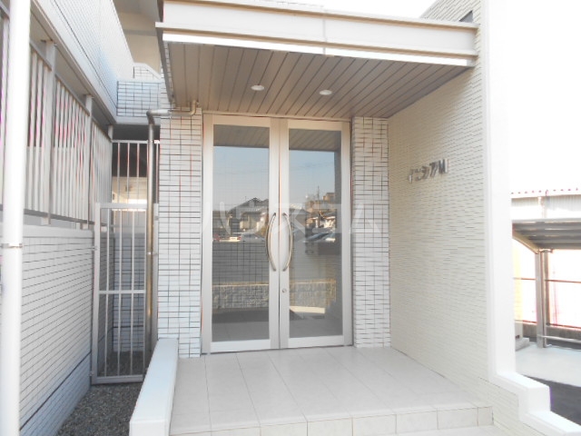 27/30 エントランス