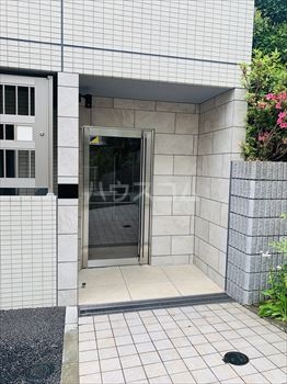 21/30 エントランス