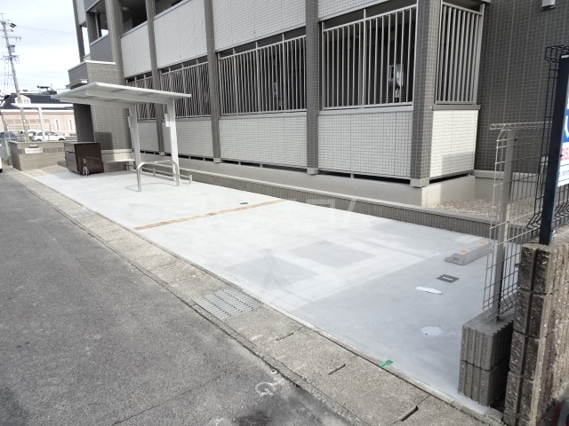 27/30 駐車場