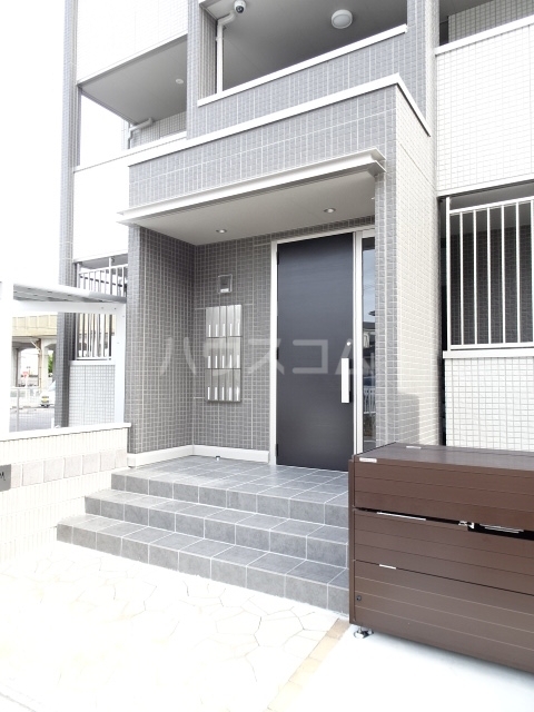 23/30 エントランス