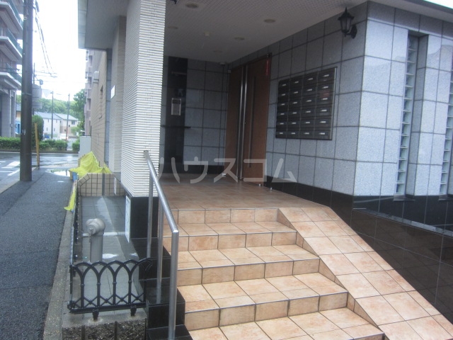 27/30 エントランス