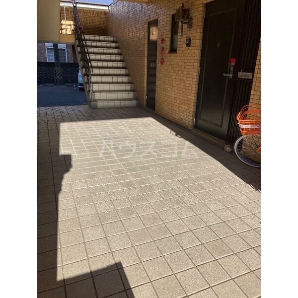 13/22 エントランス