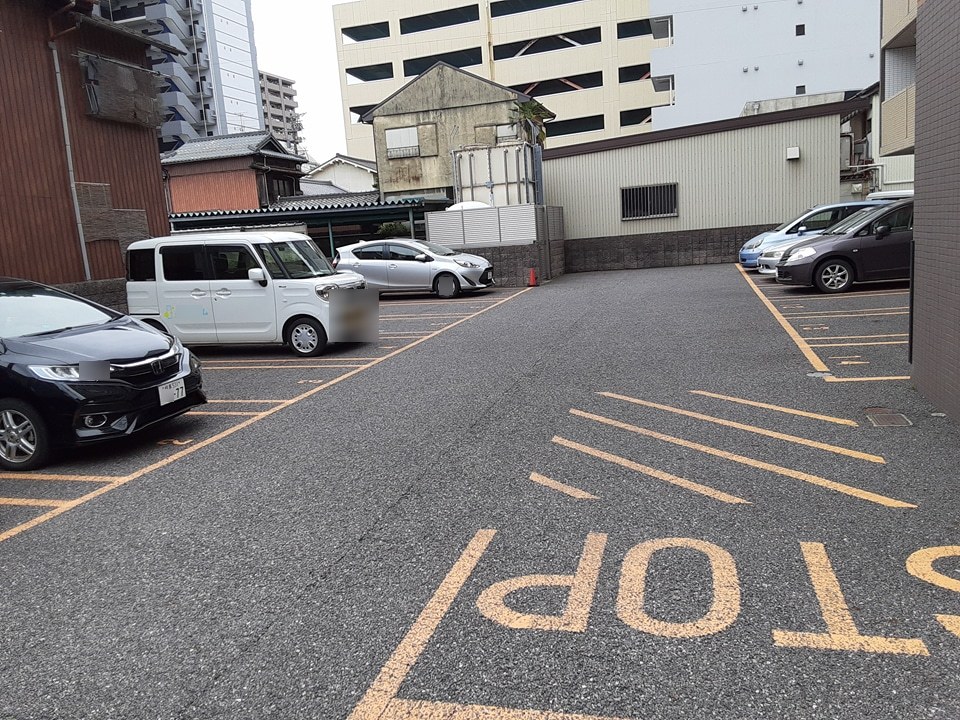 18/28 駐車場