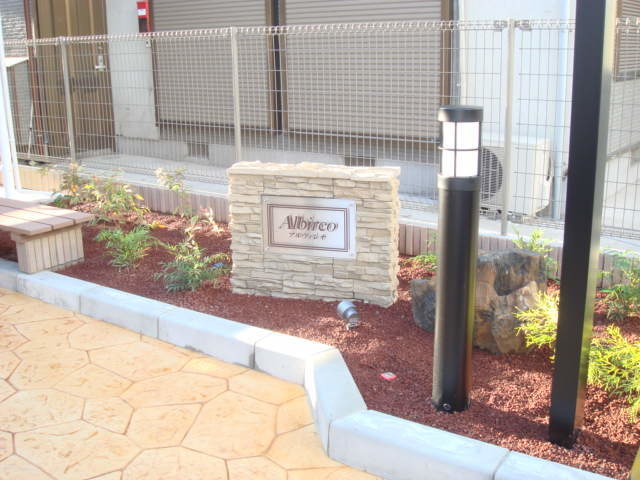 23/27 エントランス