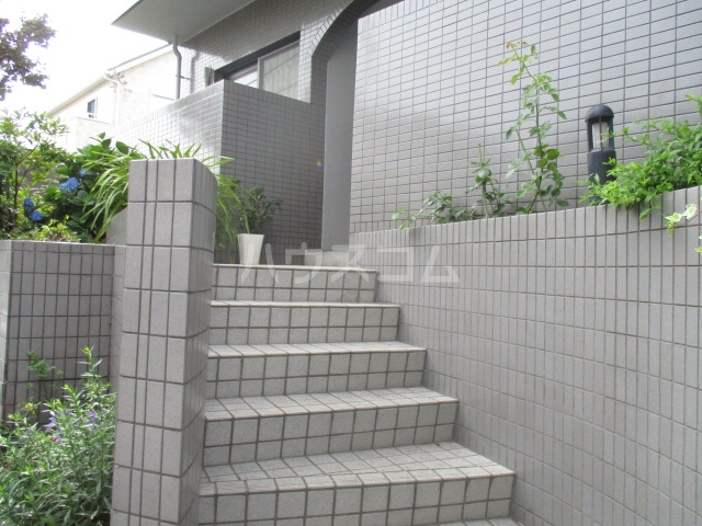 22/30 エントランス