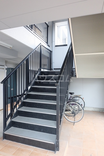 16/23 エントランス